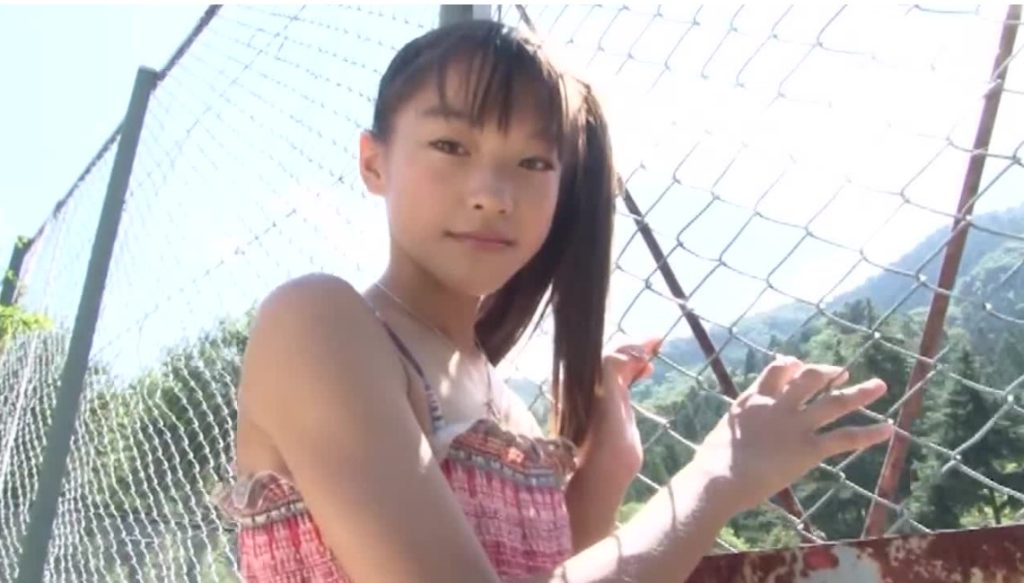 ジュニアアイドル 水着で川遊び 浮き輪でぷかぷか デリケートな午前 / 中山菜摘