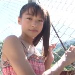 ジュニアアイドル 水着で川遊び 浮き輪でぷかぷか デリケートな午前 / 中山菜摘