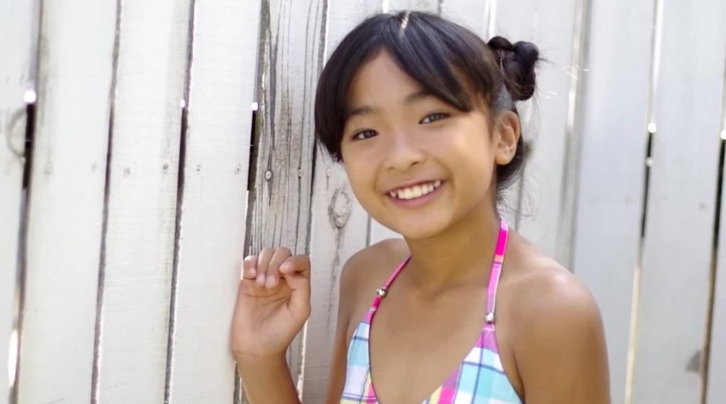 ジュニアアイドル 水着ではしゃぐ夏！千葉裕子 ロンリーバタフライ 1/2