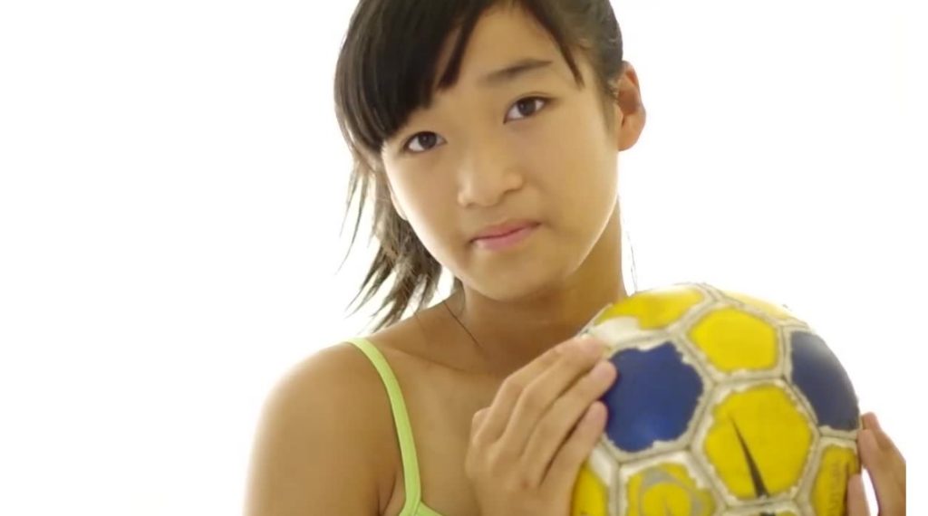 ジュニアアイドル セーラー服の可愛さと、スポーツブラタイプ水着の元気さ 大泉早苗 ラブリーラブリー 1/2