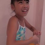 ワンピース水着が似合うジュニアアイドル 浅田沙千恵 / シャンプータイム 1/2